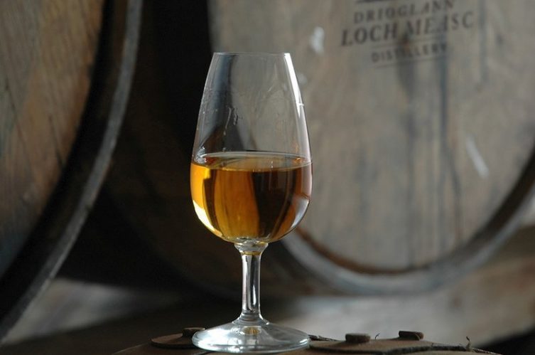Irish Whiskey Magazine - Lough Mask Distillery - Casks and whiskey glass